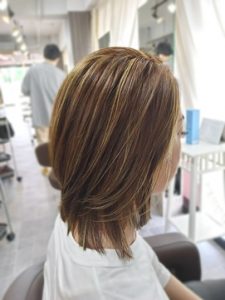 ハイライト&外ハネスタイル